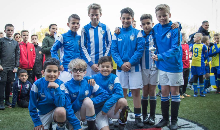 Limburgse Peel Kupası turnuvasında kupa ile genç futbol takımı