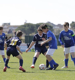 Çocuklar Trofeo Delle Terme turnuvasında futbol oynuyor.