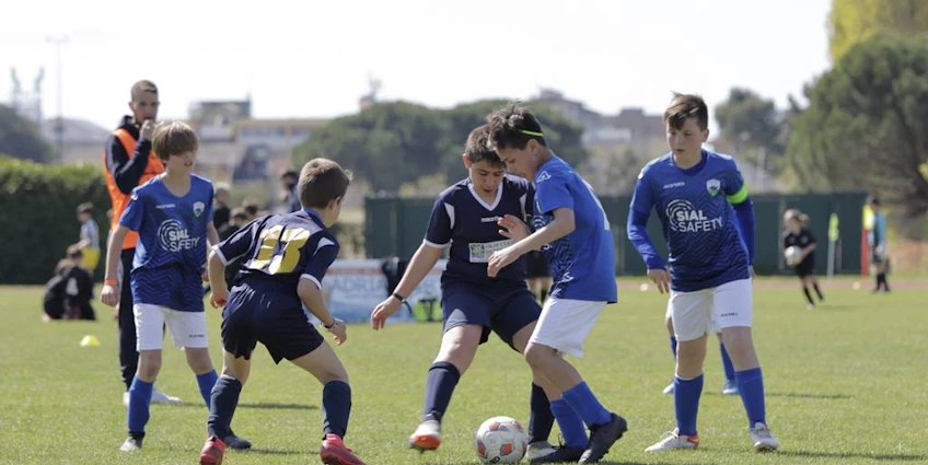 Crianças jogando futebol no torneio Trofeo Delle Terme.