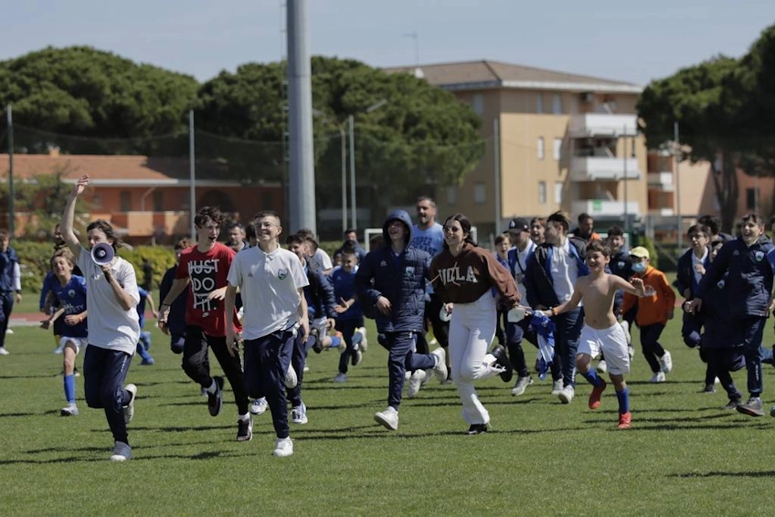 Çocuklar Trofeo Delle Terme turnuvasında futbol sahasında koşuyor