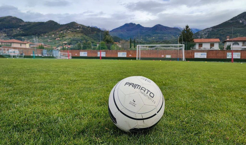 Trofeo Delle Terme turnuvası için dağ manzaralı sahada futbol topu