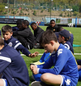 Jeunes footballeurs se reposant au tournoi Trofeo Perla Del Tirreno
