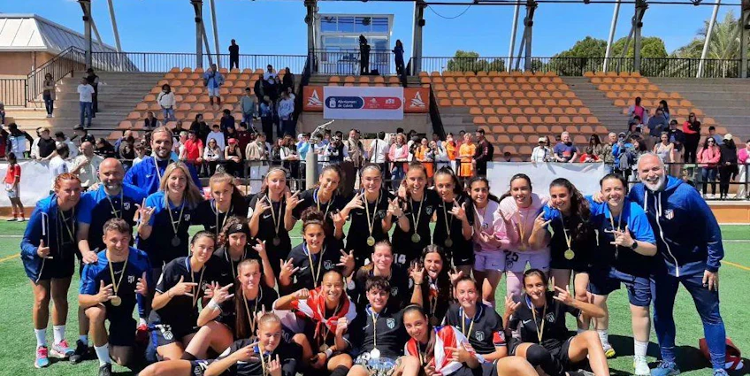 Mallorca International Women's Cup'ta madalyaları olan kadın futbol takımı