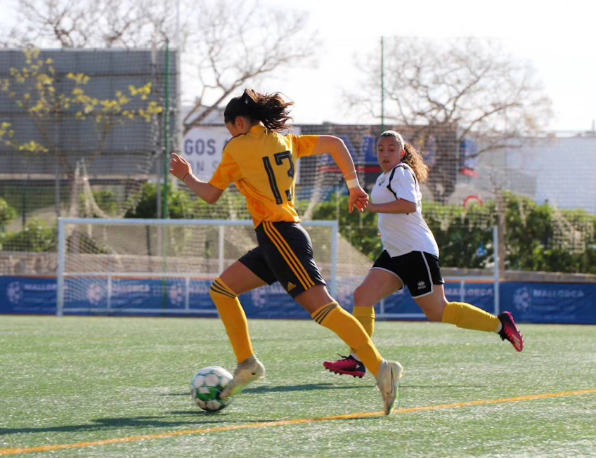 Mallorca Uluslararası Kadınlar Kupası'nda aksiyondaki kadın futbolcular