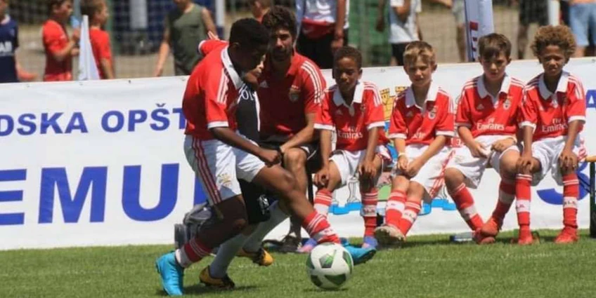 Jovens jogadores de futebol no torneio Dragan Mance Cup