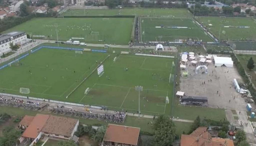 Vista aérea dos campos do torneio de futebol Dragan Mance Cup