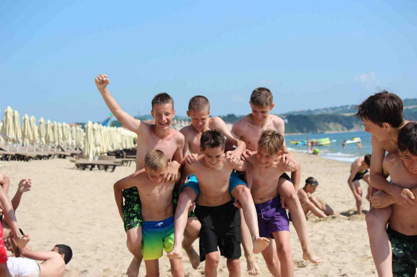 Genç oyuncular, South Sea Cup maçları arasındaki mola sırasında plaj gününün tadını çıkarıyor