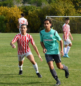Ados jouant au football au tournoi Ayia Napa Festival Teens Edition