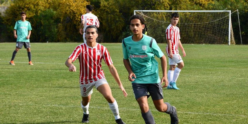 Adolescentes jogando futebol no torneio Ayia Napa Festival Teens Edition