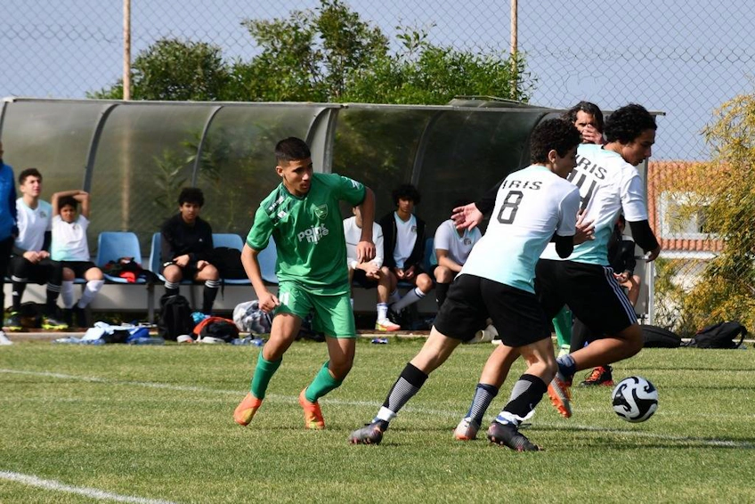 Подростки играют в футбол на турнире Айя-Напа