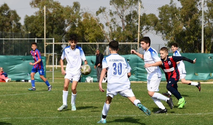 Молодые футболисты играют матч на фестивале Ayia Napa для подростков