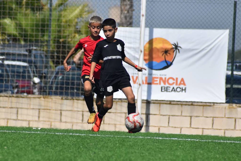 Юные футболисты в игре на турнире Valencia Beach Torneo