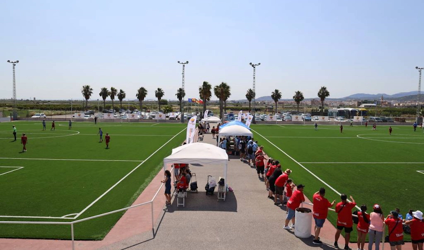 Takımların ve seyircilerin olduğu Valencia Beach Torneo futbol sahasının genel görünümü