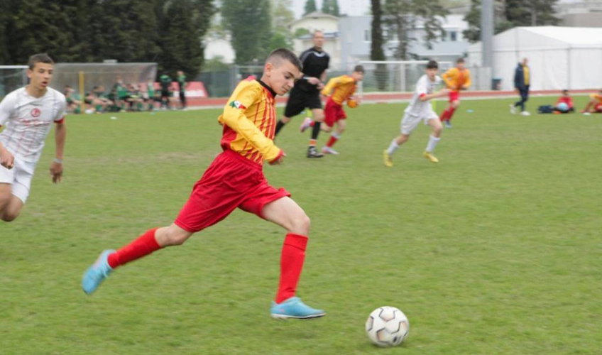 Игрок в красной форме ударяет по мячу на футбольном турнире Trofeo Città di Jesolo