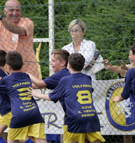 Genç futbolcular ve antrenörler, Festival Scuole Calcio Mirabilandia'da zaferi kutluyor