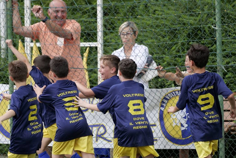 Nuoret jalkapalloilijat ja valmentajat juhlivat voittoa Festival Scuole Calcio Mirabilandia -turnauksessa