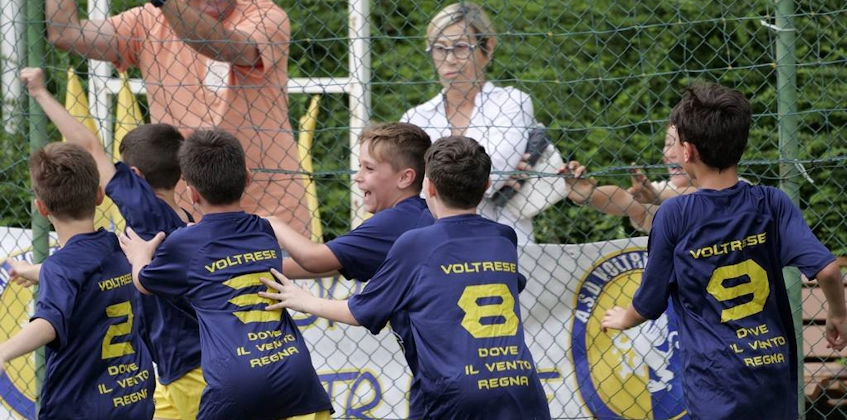 Молодые футболисты и тренеры празднуют победу на турнире Festival Scuole Calcio Mirabilandia