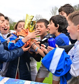 Jovens futebolistas celebram vitória com troféu na Umbria Cup