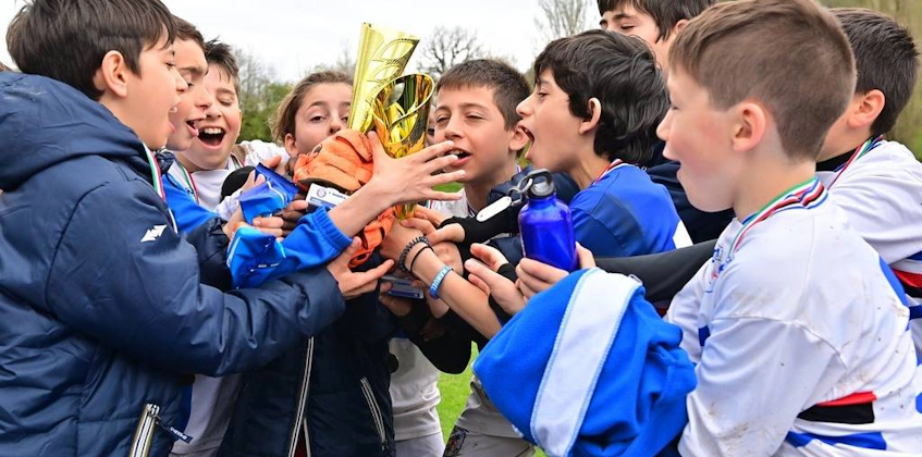 Юные футболисты радуются победе с трофеем на турнире Umbria Cup