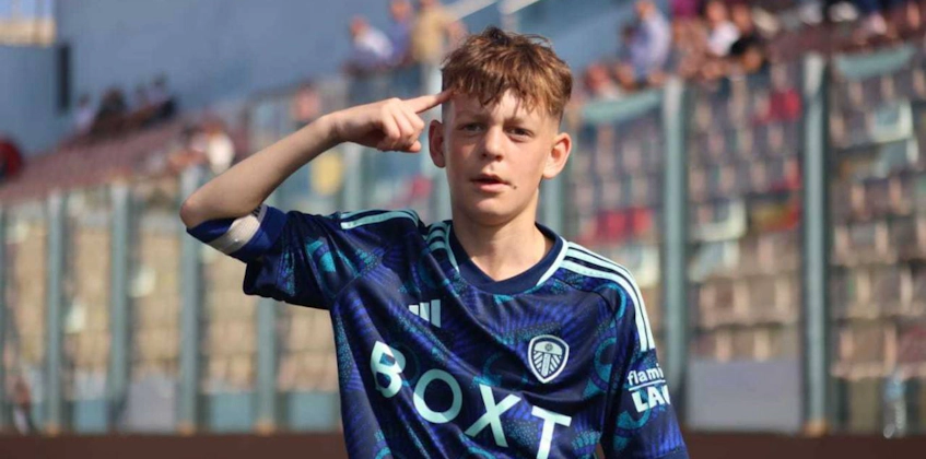 Мальчик-футболист салютует на фоне трибун на турнире U11 KHS Cup