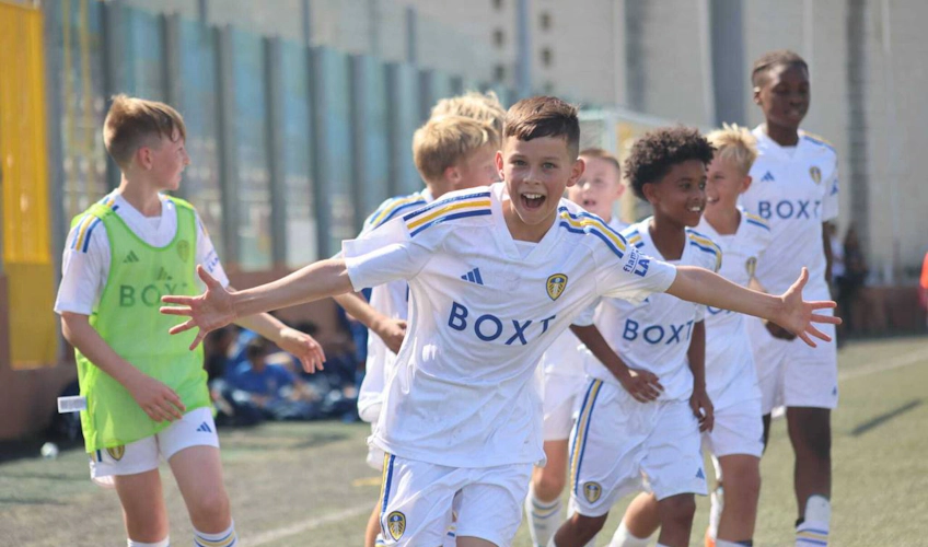 U11 futbol takımı oğlanları bir golü kutluyor