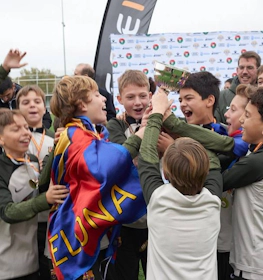 Jovens futebolistas comemoram vitória no torneio Esei Madrid Spring Elite Cup