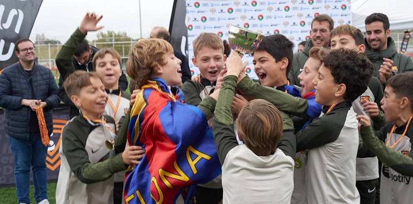 Юные футболисты радуются победе на турнире Esei Madrid Spring Elite Cup
