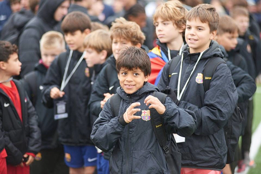 Молодые футболисты турнира Esei Madrid Spring Elite Cup в куртках Барселоны