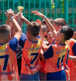 Jovens futebolistas comemoram a vitória na Olympia Easter Cup 2024