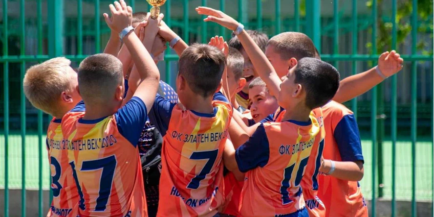 Jeunes footballeurs célébrant la victoire à l'Olympia Easter Cup 2024