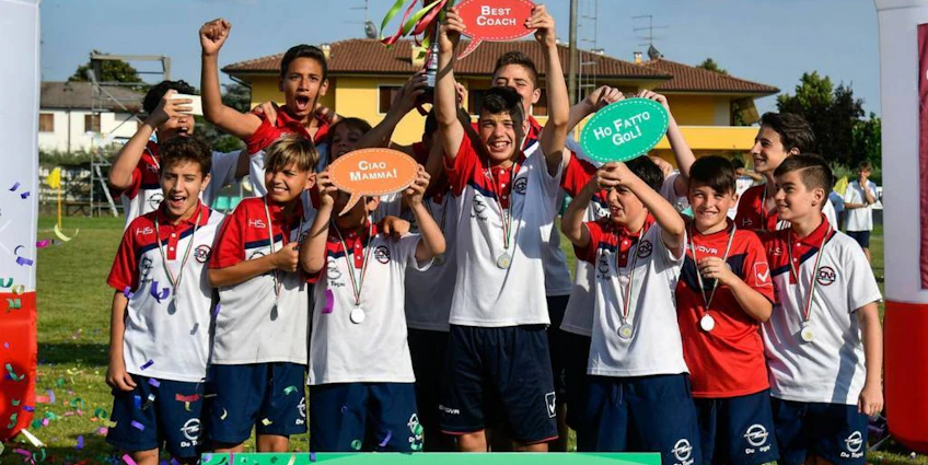 Équipe de jeunes footballeurs célébrant avec un trophée au Trofeo dei Colli Asolani