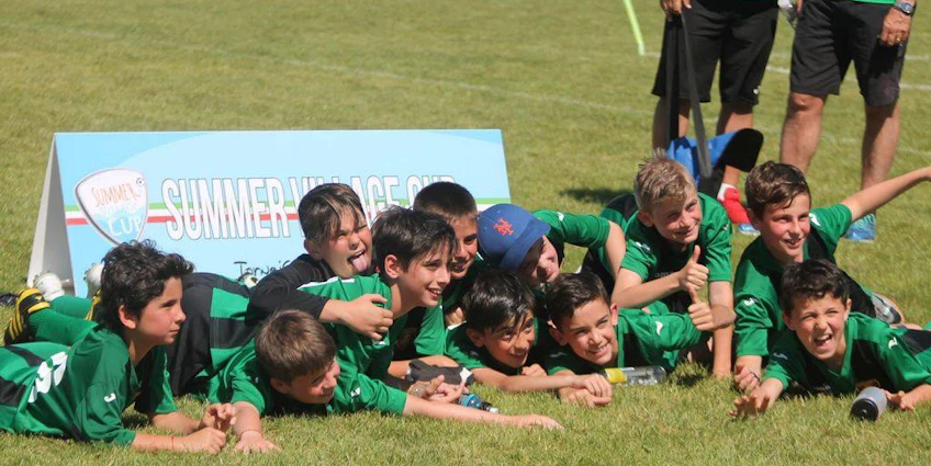 Yeşil formalarıyla genç futbolcular Summer Village Cup turnuvasında zaferi kutluyor
