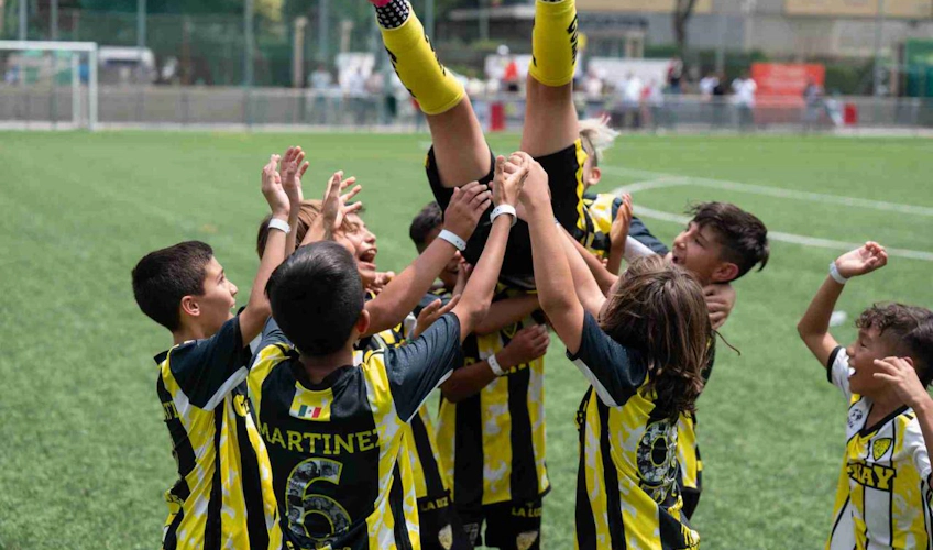 Genç futbol takımı MADCUP turnuvasında zaferini kutluyor