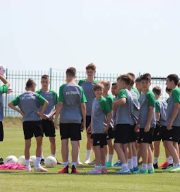 Équipe de football de jeunes discutant des tactiques à la Coupe de la mer Noire du Sud