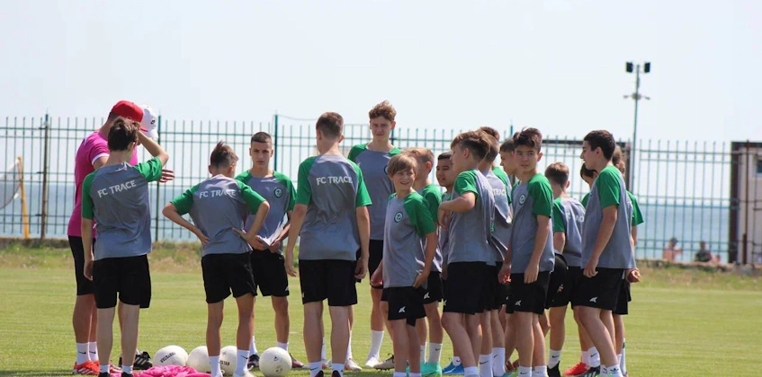 Футбольная команда подростков на обсуждении тактики на турнире Южного Черного моря
