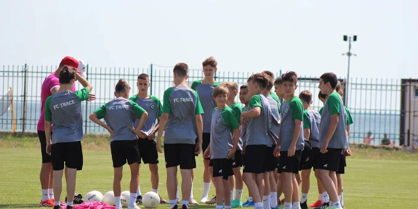 Équipe de football de jeunes discutant des tactiques à la Coupe de la mer Noire du Sud
