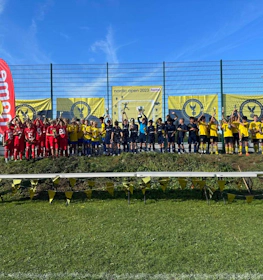 ノルディックオープン2023の表彰式に参加するサッカーチーム
