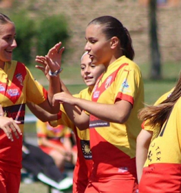 Filles en uniforme participant au tournoi de football Girl's Game Tournoi
