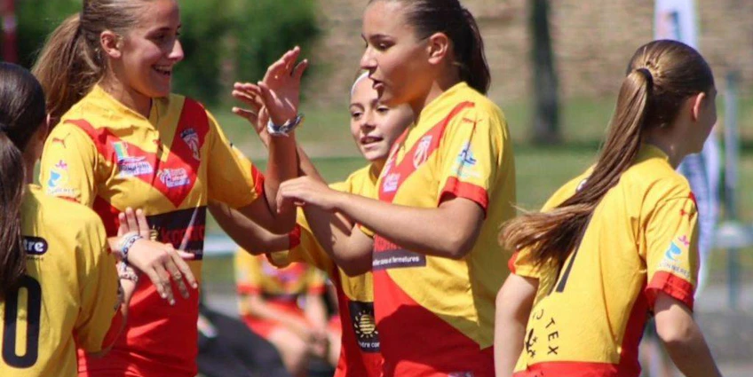 Meninas de uniforme participando do torneio de futebol Girl's Game Tournoi