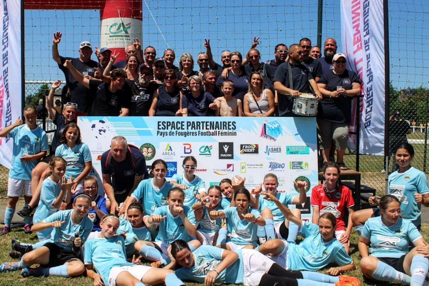 Команда девушек на футбольном турнире Girl's Game с трофеем