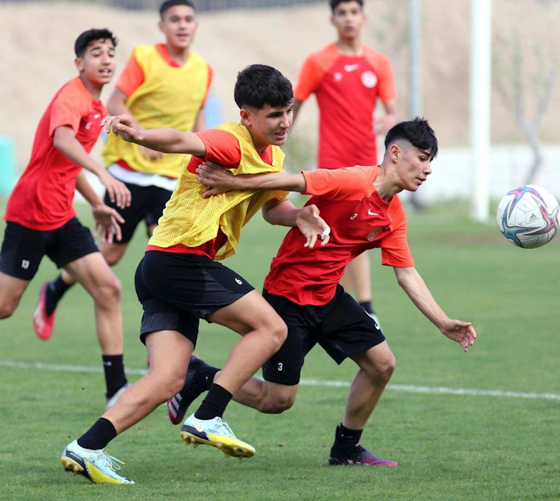 Nuoret pelaajat jalkapalloharjoituksessa Antalyan juniori-MM-kisoissa