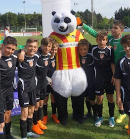 年轻的足球运动员与吉祥物在Riviera Trophy SC锦标赛上