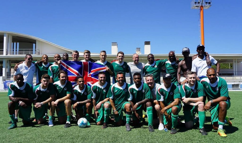 Equipe de futebol com a bandeira do Reino Unido no torneio Ibiza Football Fun