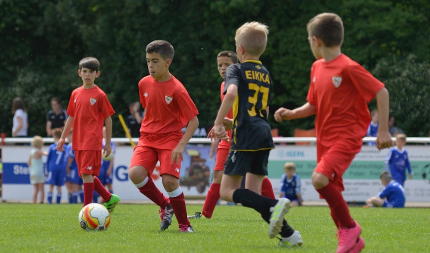 Çocuklar U11 Raddatz Immobilien Cup turnuvasında futbol oynuyor