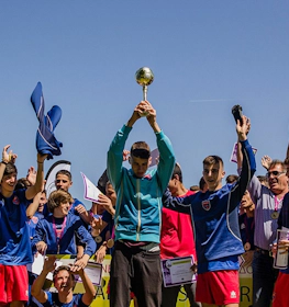 Equipe de futebol comemora vitória com troféu na Salonica Soccer Cup