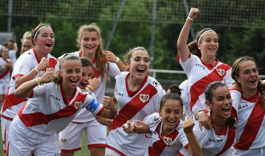 Equipe de futebol feminino comemorando vitória no torneio Donosti Cup