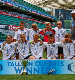 Foto dos vencedores do torneio de futebol Tallinn Cup 2015 no estádio