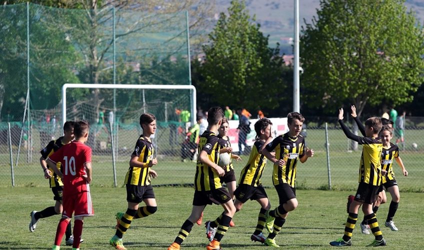 Детская футбольная команда празднует гол на турнире Balkan International Cup