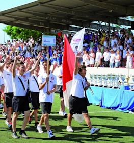 Abertura do torneio de futebol Netherlands Cup no estádio com equipes e troféus