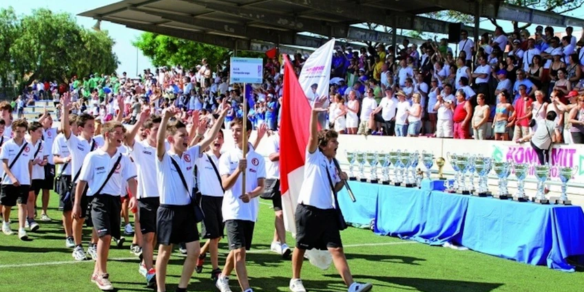 Abertura do torneio de futebol Netherlands Cup no estádio com equipes e troféus